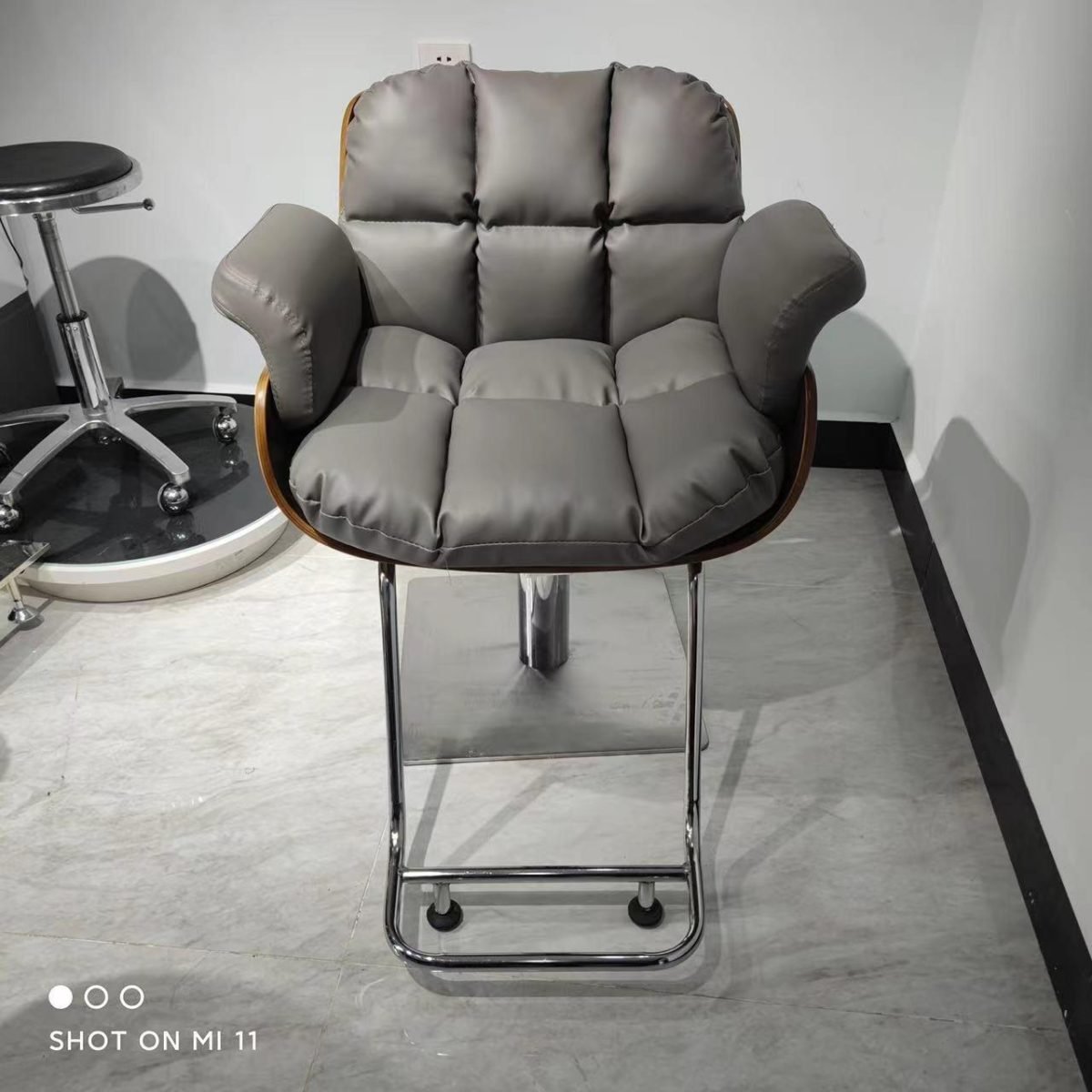 Luxe Imp Salon Chair - Image 5
